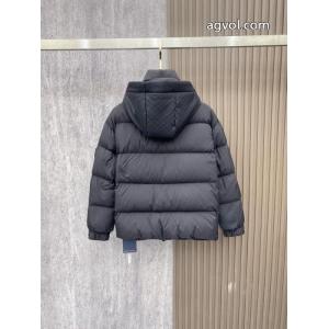 ホリデー限定 無機質さが魅力 芸能人愛用LOUIS VUITTONコピー 品 販売ダウンジャケット