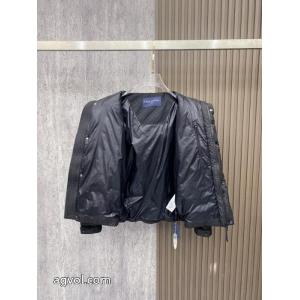 ホリデー限定 無機質さが魅力 芸能人愛用LOUIS VUITTONコピー 品 販売ダウンジャケット