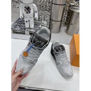 ルイ ヴィトン偽 ブランド 販売    スニーカー人気限定値段が安い 激安特売中 大人シンプルな.