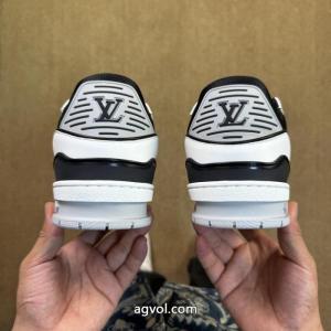     スニーカースーパー コピー どこで 買えるルイ ヴィトンやっぱり優しい色 良好品 魅力を引き出してくれる..
