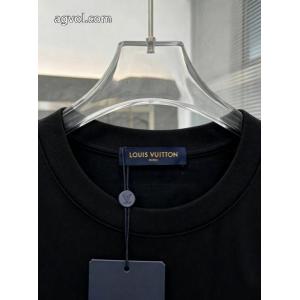 LOUIS VUITTONスーパー コピー著名人愛用 大人買い必須なこの2026 新作数量限定セール半袖Tシャツ