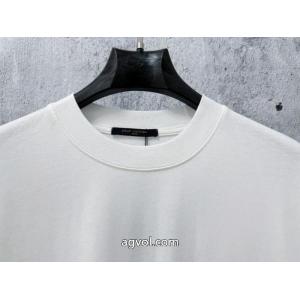 Tシャツルイ ヴィトンブランド 偽物 激安大人っぽいデザイン ムダな装飾を排したデザイン トレンド感溢れる.