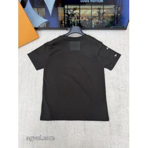 雑誌掲載 秋冬季節限定 高級感溢れるLOUIS VUITTON 2026スーパー コピーTシャツ.