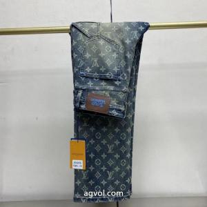 大人シンプルな 大人の色気を印象に 目を惹くアイテムジーンズLOUIS VUITTON偽物 ブランド 販売