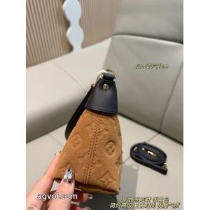 LVスエードPochette Miaエンボス脇バッグ