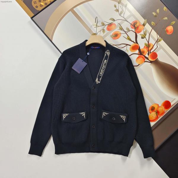 ブランド スーパー コピー 通販LOUIS VUITTON大人の余裕が漂うロゴが美しいコート 1