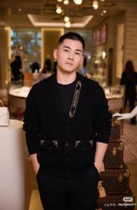 ブランド スーパー コピー 通販LOUIS VUITTON大人の余裕が漂うロゴが美しいコート