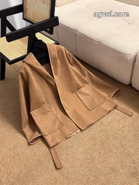 Louis Vuittonフルプリント老花クローバーアルファベットプリント両面キャップコートにベルト 2