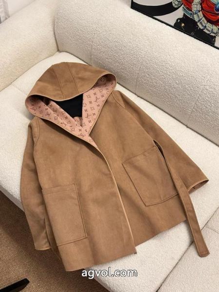 Louis Vuittonフルプリント老花クローバーアルファベットプリント両面キャップコートにベルト 1