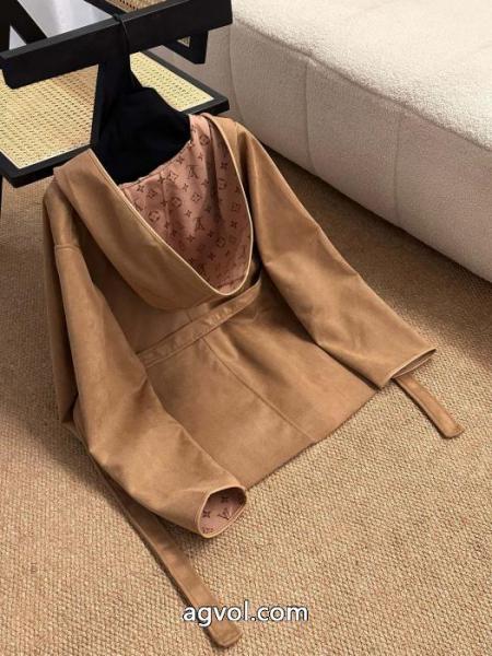 Louis Vuittonフルプリント老花クローバーアルファベットプリント両面キャップコートにベルト 3