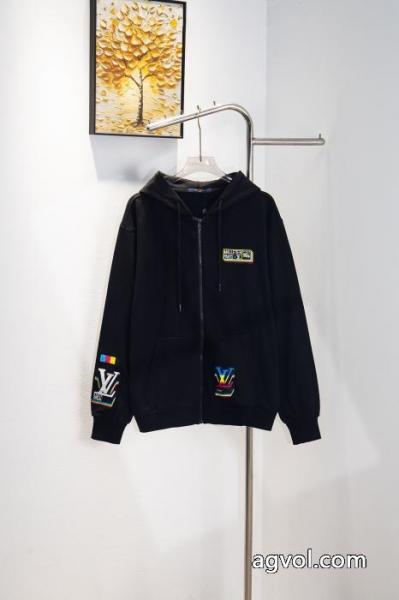 LOUIS VUITTON公式サイトのミュージシャンバンドスプレープリントファスナーコート 5 
