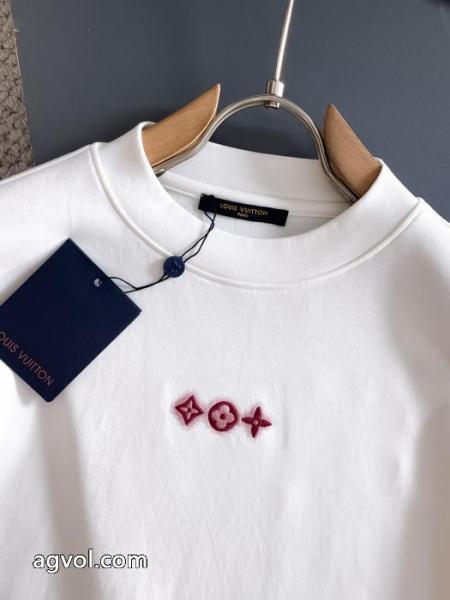 人気沸騰中 高級感のある 2025年限定発売新品ルイ ヴィトンブランド コピー長袖Tシャツ 2