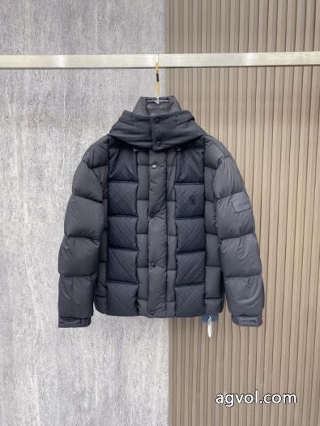 ホリデー限定 無機質さが魅力 芸能人愛用LOUIS VUITTONコピー 品 販売ダウンジャケット 2