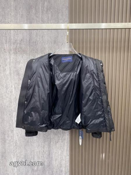 ホリデー限定 無機質さが魅力 芸能人愛用LOUIS VUITTONコピー 品 販売ダウンジャケット 4