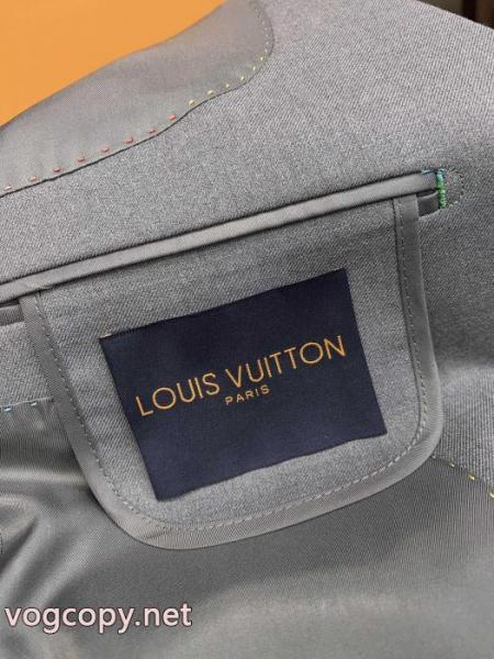 個性的なデザイン 最新先取りおしゃれなロゴ入り 実用性は勿論LOUIS VUITTON偽物 ブランド 激安スーツ.. 4
