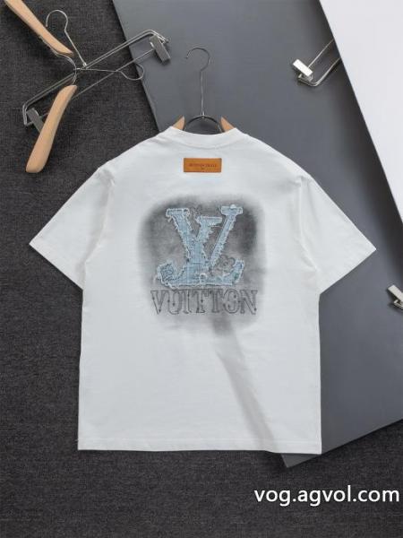 LOUIS VUITTON海外限定 お洒落な印象に SS26限定版ブランド コピーTシャツ 0
