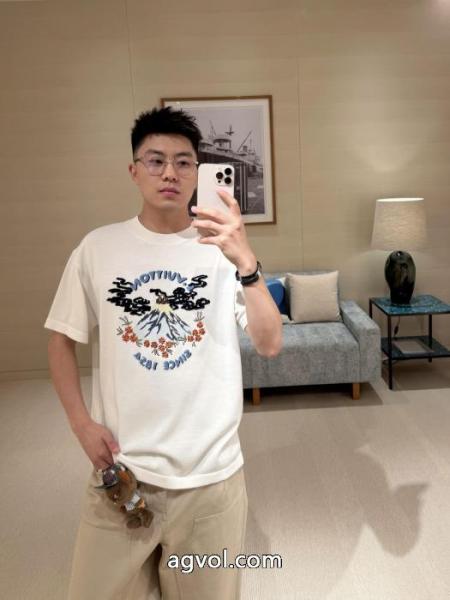 偽物 ブランド 販売おしゃれ上級者に着 セール中 スタイリッシュな印象TシャツLOUIS VUITTON 3