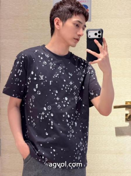 ブランド コピー 販売 店LOUIS VUITTON通勤通学 個性的なデザイン 独特の存在感Tシャツ 2