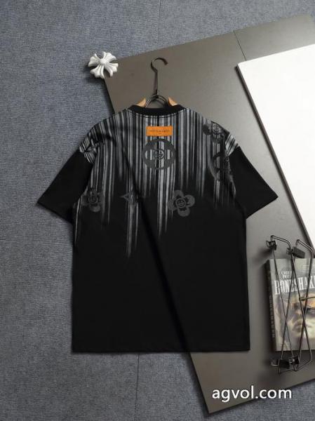 コピー 品 ブランドLOUIS VUITTON2026年新作再入荷 圧倒的人気アイテム 26AWの最新アイテム半袖Tシャツ 3