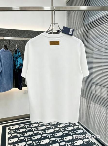 LOUIS VUITTONスーパー コピー著名人愛用 大人買い必須なこの2026 新作数量限定セール半袖Tシャツ 1