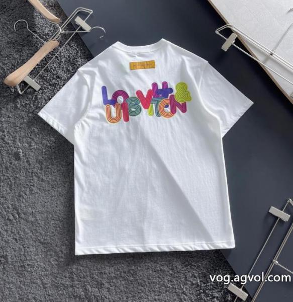 LOUIS VUITTON個性派 2026人気新色が登場 使い勝手のよさが魅力半袖Tシャツブランド フェイク 0