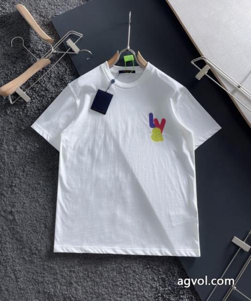 LOUIS VUITTON個性派 2026人気新色が登場 使い勝手のよさが魅力半袖Tシャツブランド フェイク 1