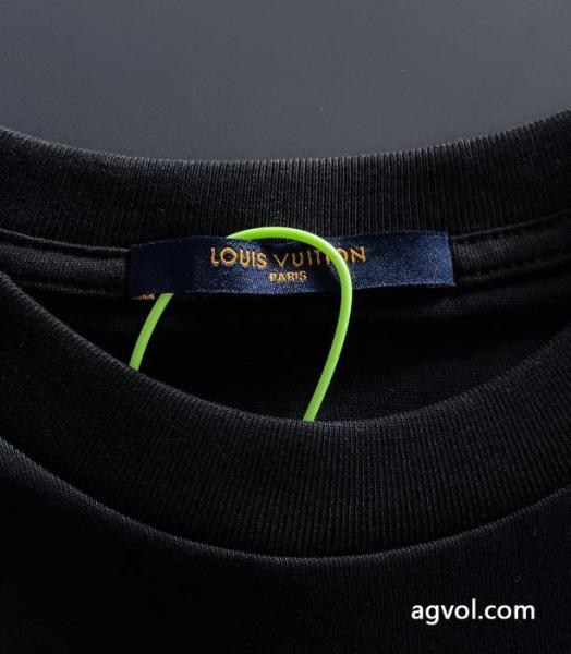 LOUIS VUITTON個性派 2026人気新色が登場 使い勝手のよさが魅力半袖Tシャツブランド フェイク 4