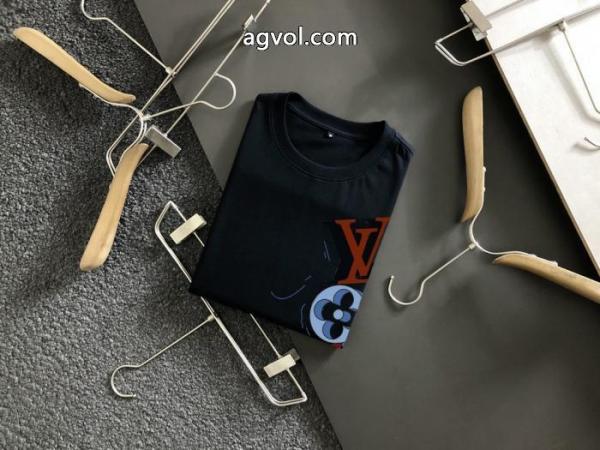 大人気希少! 爆発的な人気 大人感漂う2026新作ブランド 偽物 激安LOUIS VUITTON半袖Tシャツ 1