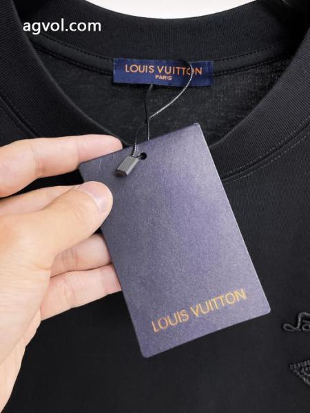 コピー ブランド 販売高級感UP 流行の最前線 高級感のあるデザインLOUIS VUITTON半袖Tシャツ 1