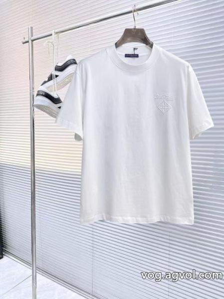 コピー ブランド 販売高級感UP 流行の最前線 高級感のあるデザインLOUIS VUITTON半袖Tシャツ 0