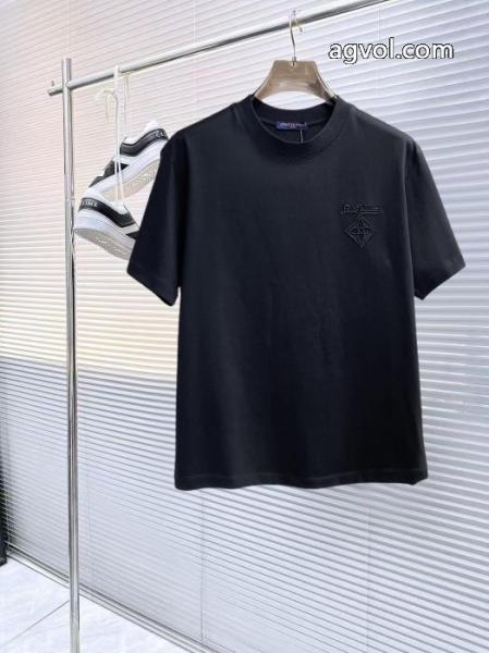 コピー ブランド 販売高級感UP 流行の最前線 高級感のあるデザインLOUIS VUITTON半袖Tシャツ 2