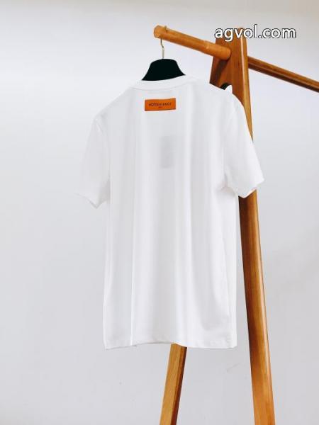 激安 ブランド 通販専門通販店 今季おすすめの話題作 今季はファション感漂うルイ ヴィトン半袖Tシャツ 2