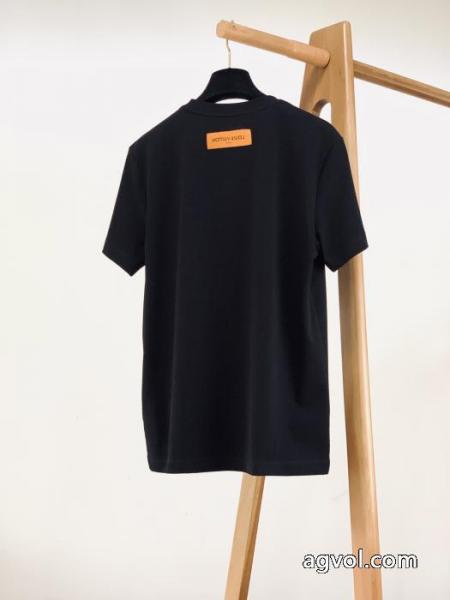 激安 ブランド 通販専門通販店 今季おすすめの話題作 今季はファション感漂うルイ ヴィトン半袖Tシャツ 4