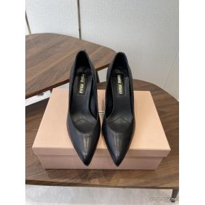 サンダルMIUMIUスーパー コピー 安心シーン問わずに使える 大人気可愛い 入手困難..