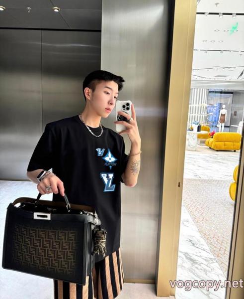 話題人気商品 大人カジュアル シンプルに着こなしたいLOUIS VUITTON偽 ブランド 販売半袖Tシャツ 0