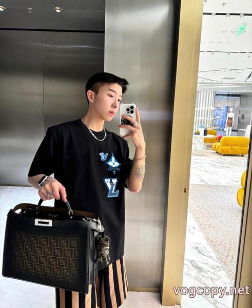 話題人気商品 大人カジュアル シンプルに着こなしたいLOUIS VUITTON偽 ブランド 販売半袖Tシャツ 6