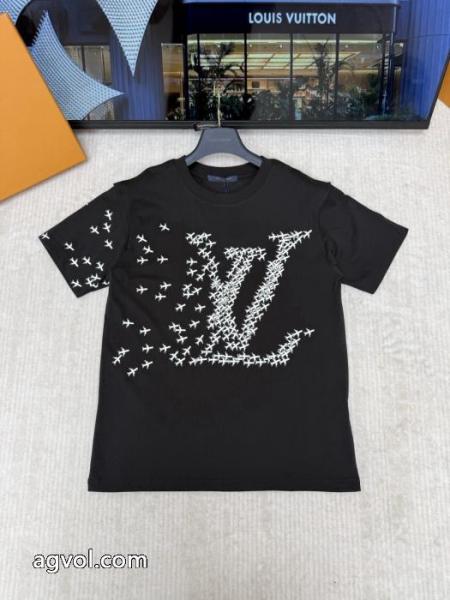 雑誌掲載 秋冬季節限定 高級感溢れるLOUIS VUITTON 2026スーパー コピーTシャツ. 1
