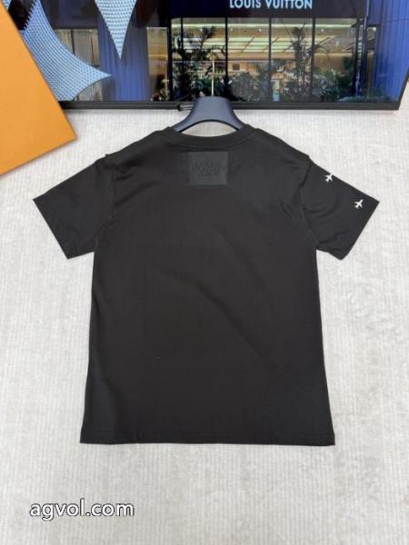 雑誌掲載 秋冬季節限定 高級感溢れるLOUIS VUITTON 2026スーパー コピーTシャツ. 2