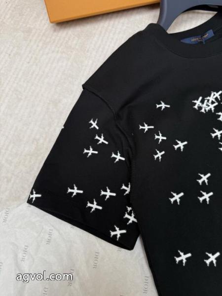 雑誌掲載 秋冬季節限定 高級感溢れるLOUIS VUITTON 2026スーパー コピーTシャツ. 4