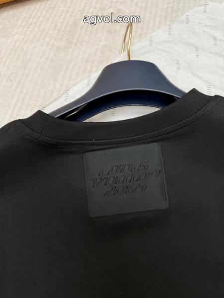 雑誌掲載 秋冬季節限定 高級感溢れるLOUIS VUITTON 2026スーパー コピーTシャツ. 6