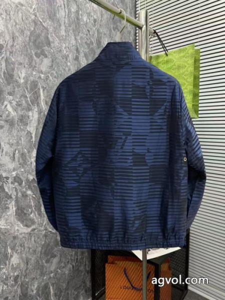 トレンド2026 爆発的な人気 今年流行りの新作アイテムコートブランド レプリカLOUIS VUITTON 3
