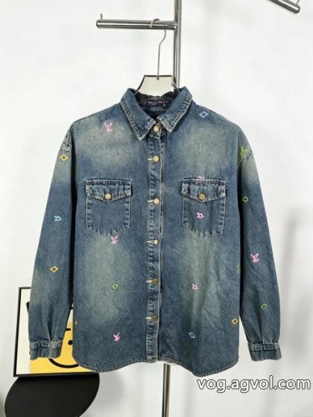 Louis Vuittonルイヴィトン重工業フルプリント刺繍位置決めデニムジャケット 非常に重工業の綾織り肌理生地市場ゴミ平織り生地グラムやり直しトップオールドフラワータットナット早秋外出着デニム生地直接機械洗いでき変形しない洗水も古くて高級感があり 0