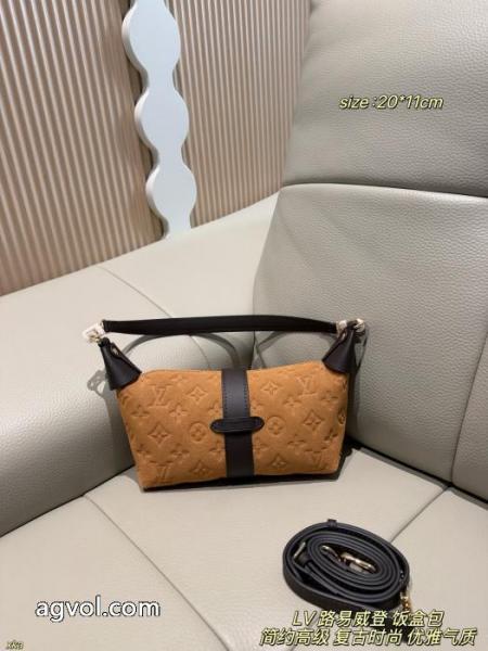 LVスエードPochette Miaエンボス脇バッグ 1