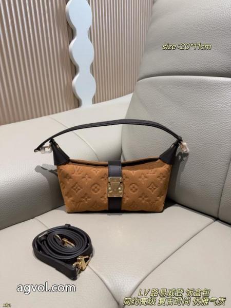 LVスエードPochette Miaエンボス脇バッグ 2