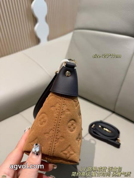 LVスエードPochette Miaエンボス脇バッグ 4