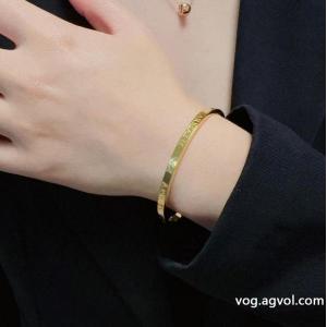 アクセサリー相性抜群のコンビ 新作入荷人気 ストリート系ブランド 偽物アルマーニ..